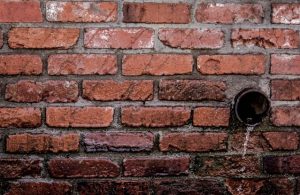Acqua torbida o maleodorante: cause, rischi per la salute